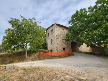 Vendita Azienda agricola CHIANTI: A CIRCA 15 KM DA SIENA, ZONA PONTIGNANO. Vendesi, complesso immobiliare da ristrutturare...